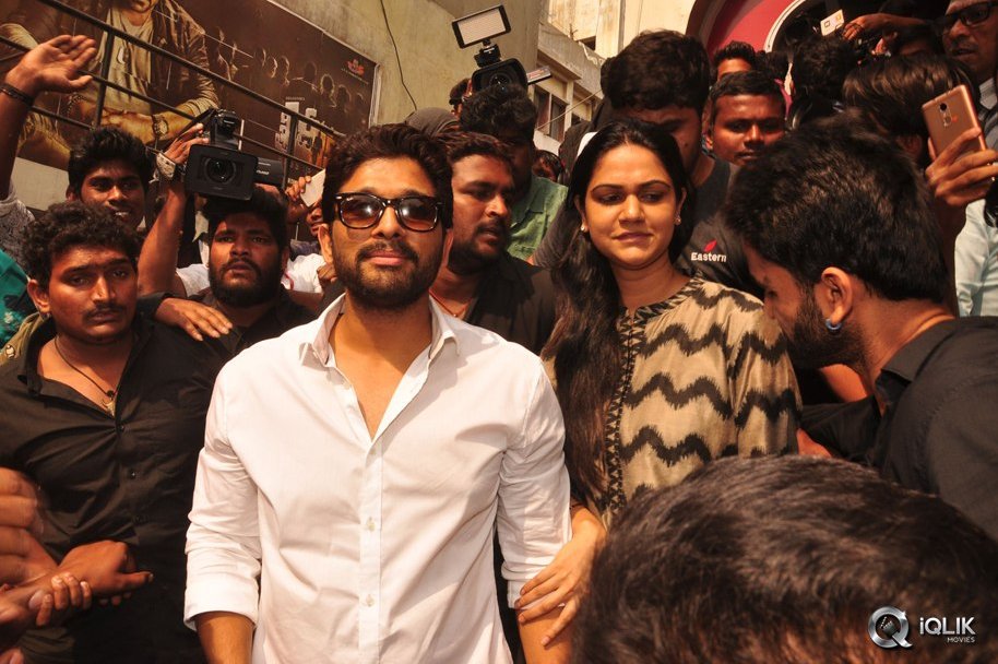 Allu-Arjun-at-Khaidi-No-150-Movie-Screening